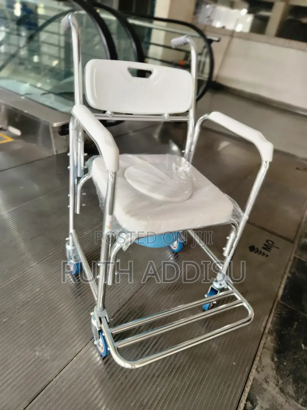 Commode Wheelchair庫房wheelchaircommode Wheelchair座落wheelchair Commode