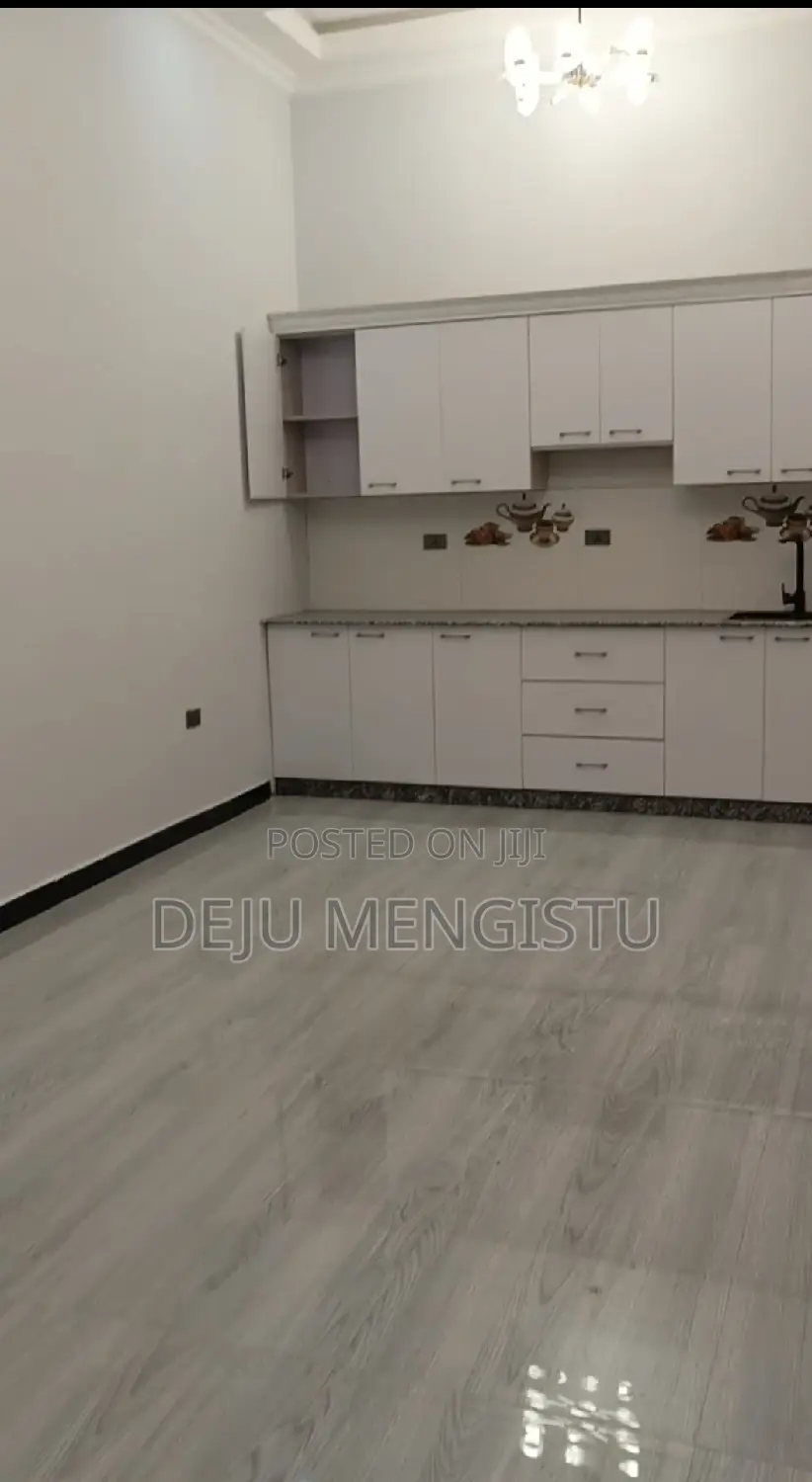 5bdrm Villa in አትሌት መንደር, Bole for sale