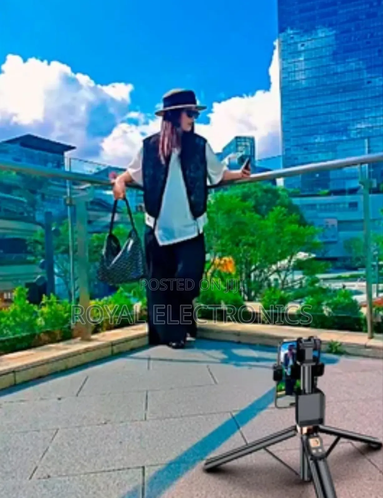 የራሱ Hd Screen ያለው Selfi Stick Tripod እንደፈለጉ እየተንቀሳቀሱ የሚነሱበት Max 1.7 M