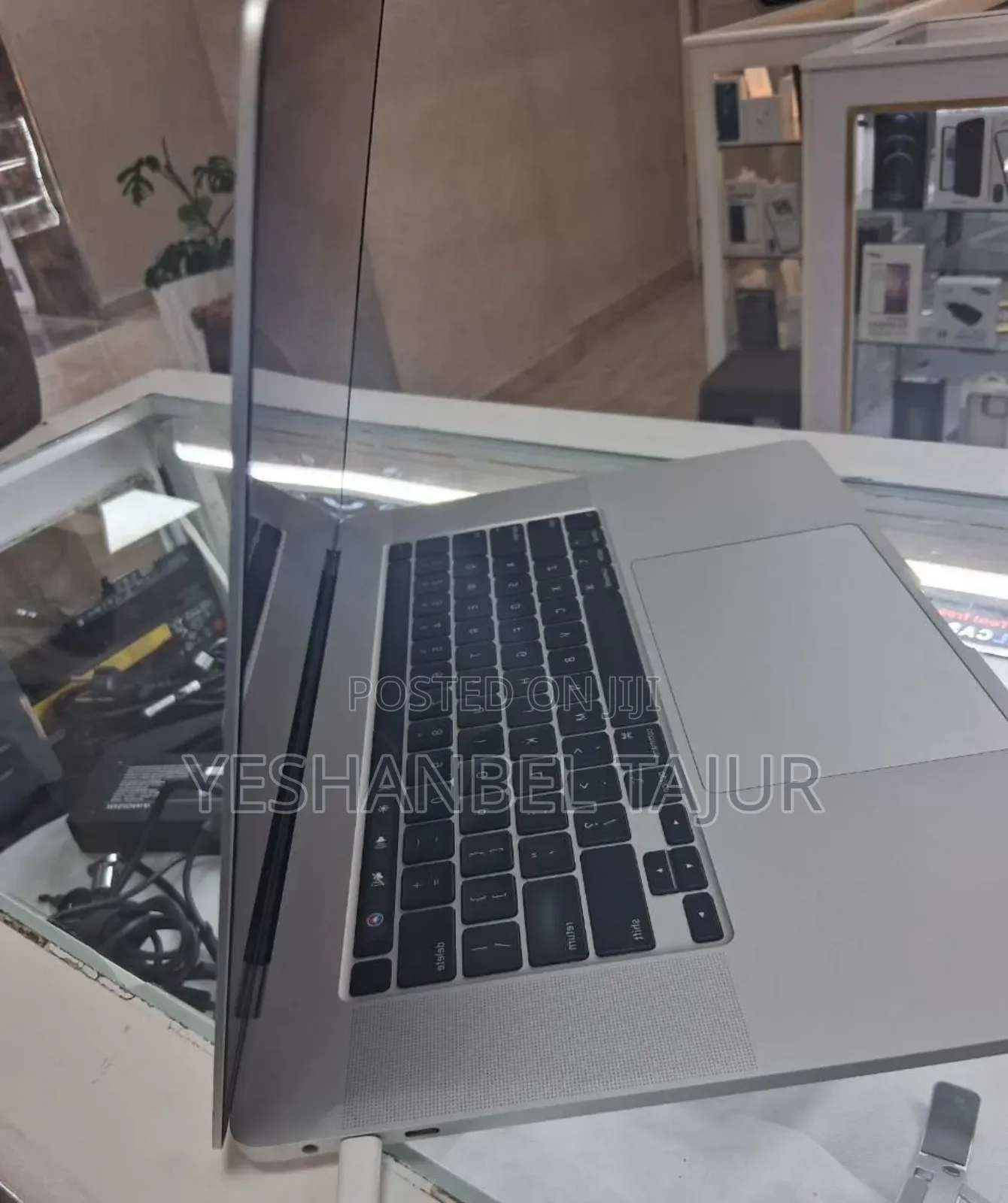 New Laptop Apple MacBook Pro 2019 16GB Intel Core I7 SSD 512GB