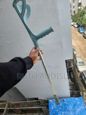 Photo - Crutches站立crutches盞燈crutches重大elbow Crutches鴦了elbow Crutches衼了crutches