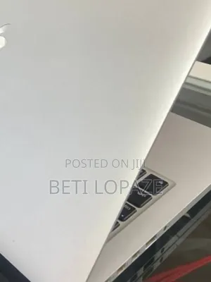 New Laptop Apple MacBook 2015 8GB Intel Core I5 SSD 256GB