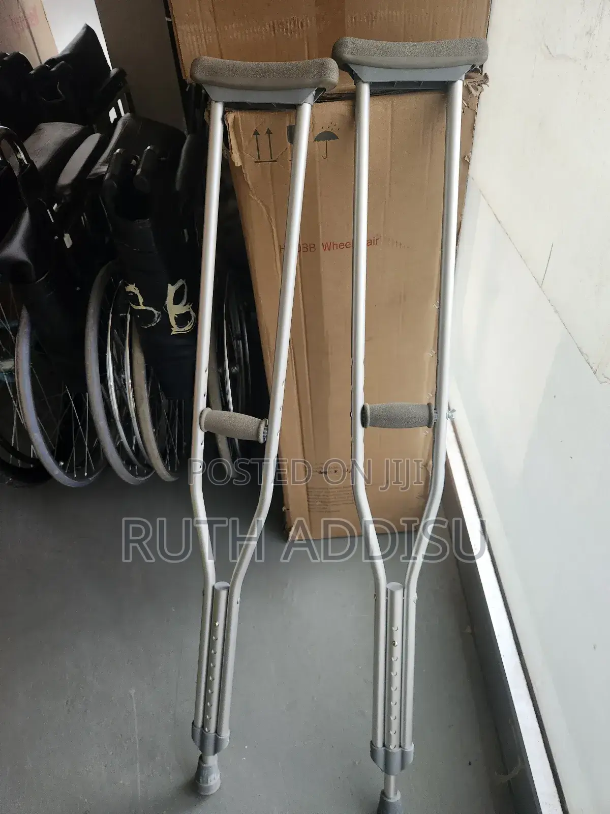 Axillary Bilateral Crutches丘功力axillary Bilateral Crutches可能crutches