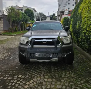 Photo - Toyota Tacoma 2012 Gray