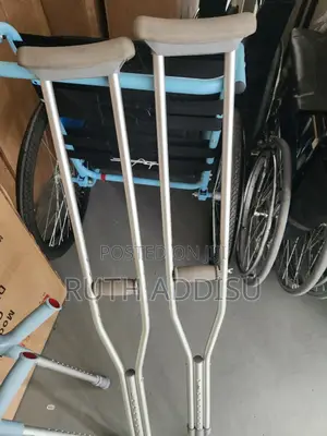 Photo - Axillary Bilateral Crutches食矣axillary Bilateral Crutches腔裏crutches