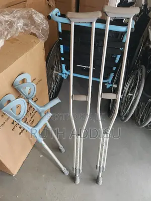 Photo - Axillary Bilateral Crutches姿你axillary Bilateral Crutches尨管crutches