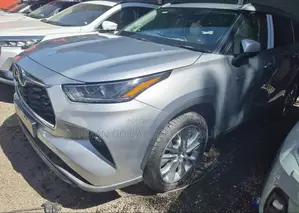 Photo - Toyota Highlander 2023 Silver