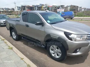 Photo - Toyota Hilux 2020 Beige