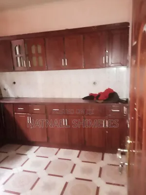 አስቸኳይ የሚሸጥ ባ ለ3 መኝታ ቪላ