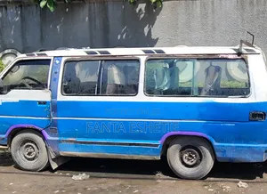 Toyota HiAce 1985 Blue