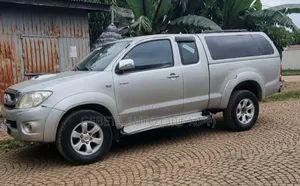 Toyota Hilux 2010 White