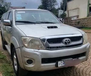 Toyota Hilux 2010 White