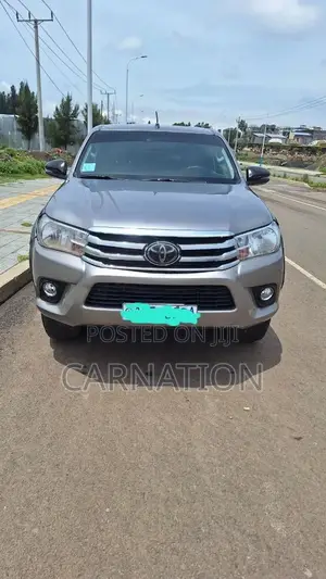 Photo - Toyota Hilux 2020 Silver