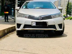 Photo - Toyota Corolla 2015 Silver
