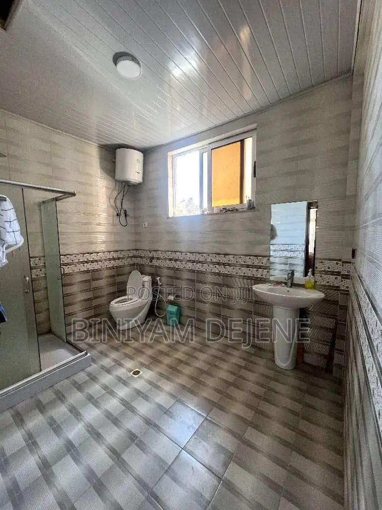 5bdrm House in Yeka for sale