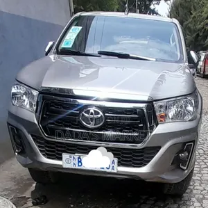 Photo - Toyota Hilux 2017 Silver
