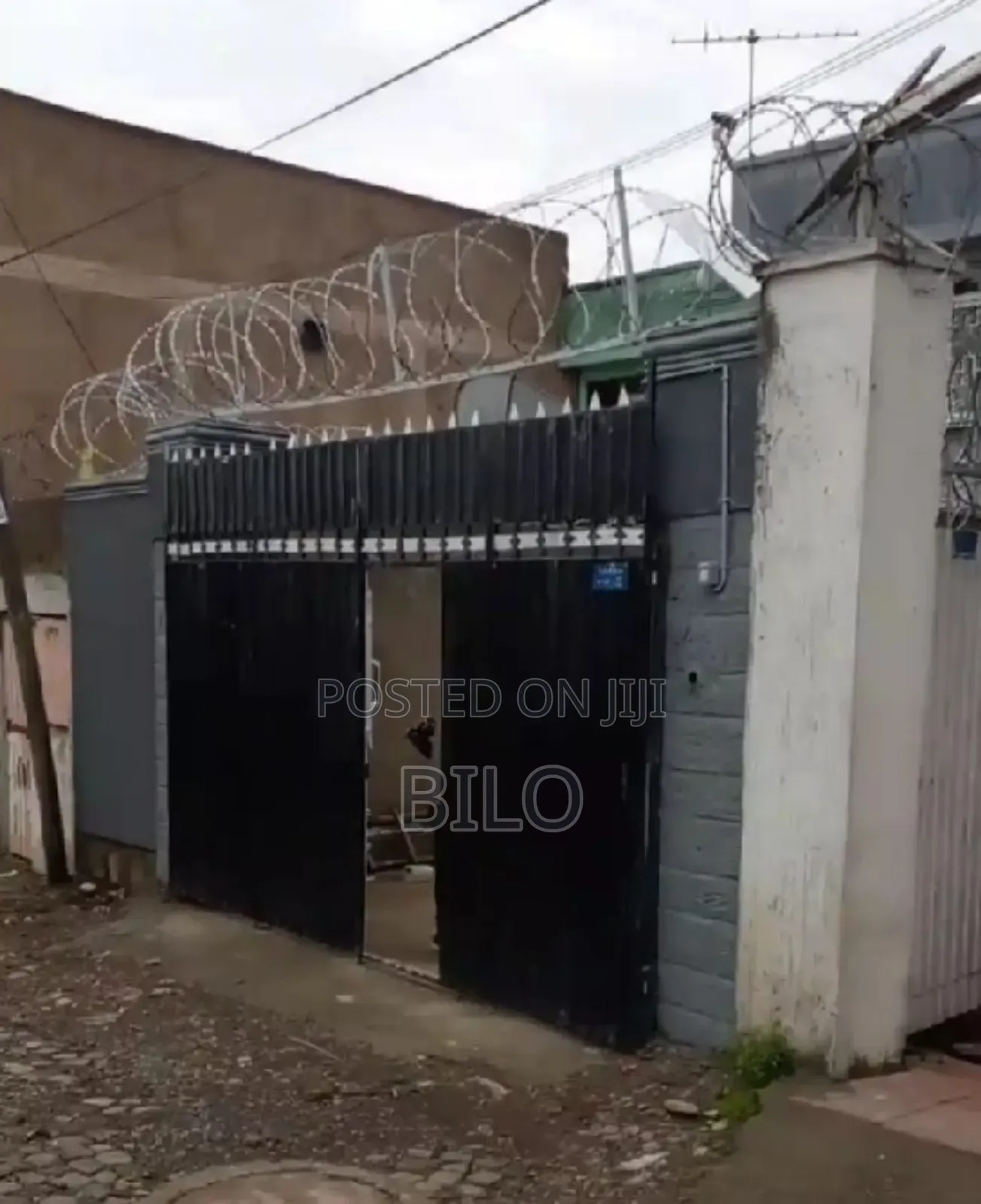 12bdrm House in Akaky Kaliti for sale