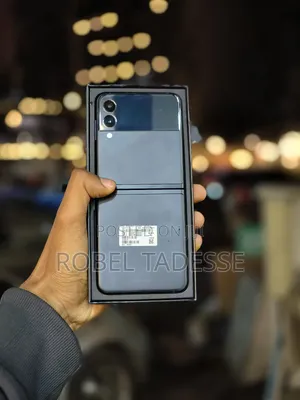 Photo - New Samsung Galaxy Z Flip 3 128 GB Black