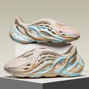 Trending Yeezy Shoes in 2 Colors (On Discount Only 39 Size Available)