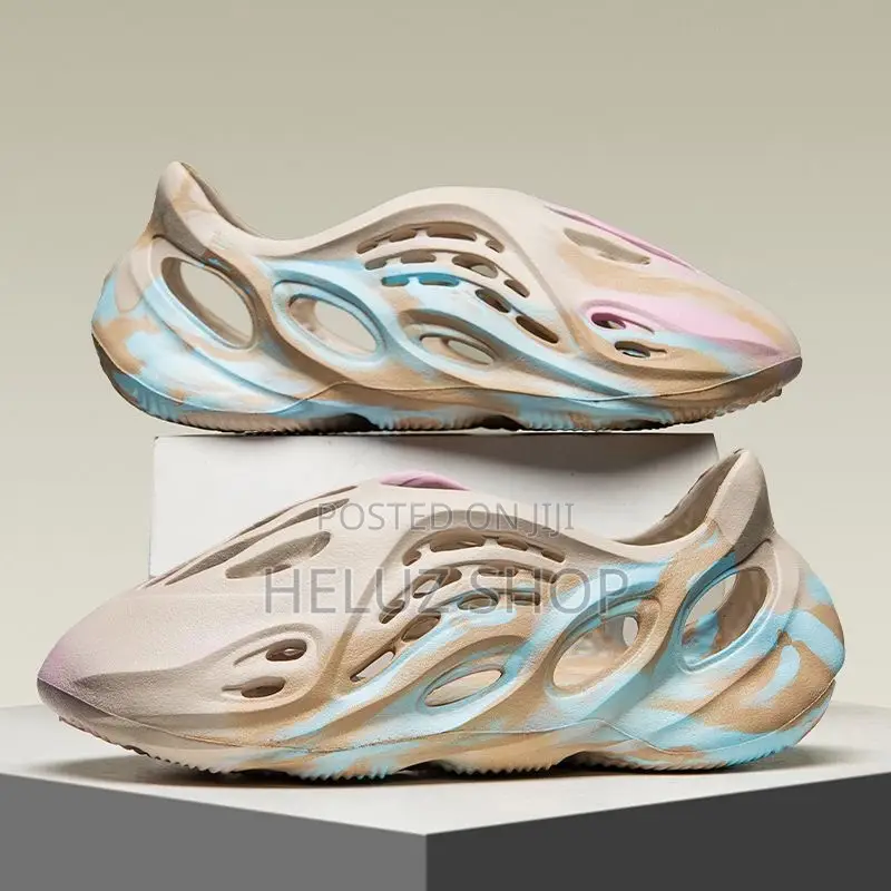 Trending Yeezy Shoes in 2 Colors (On Discount Only 39 Size Available)