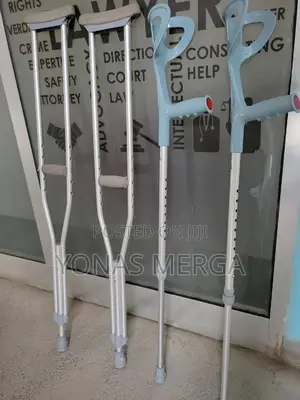 Photo - Crutches朔5crutches፭፲elbow Crutches0人crutches#?Crutches☆畛crutches