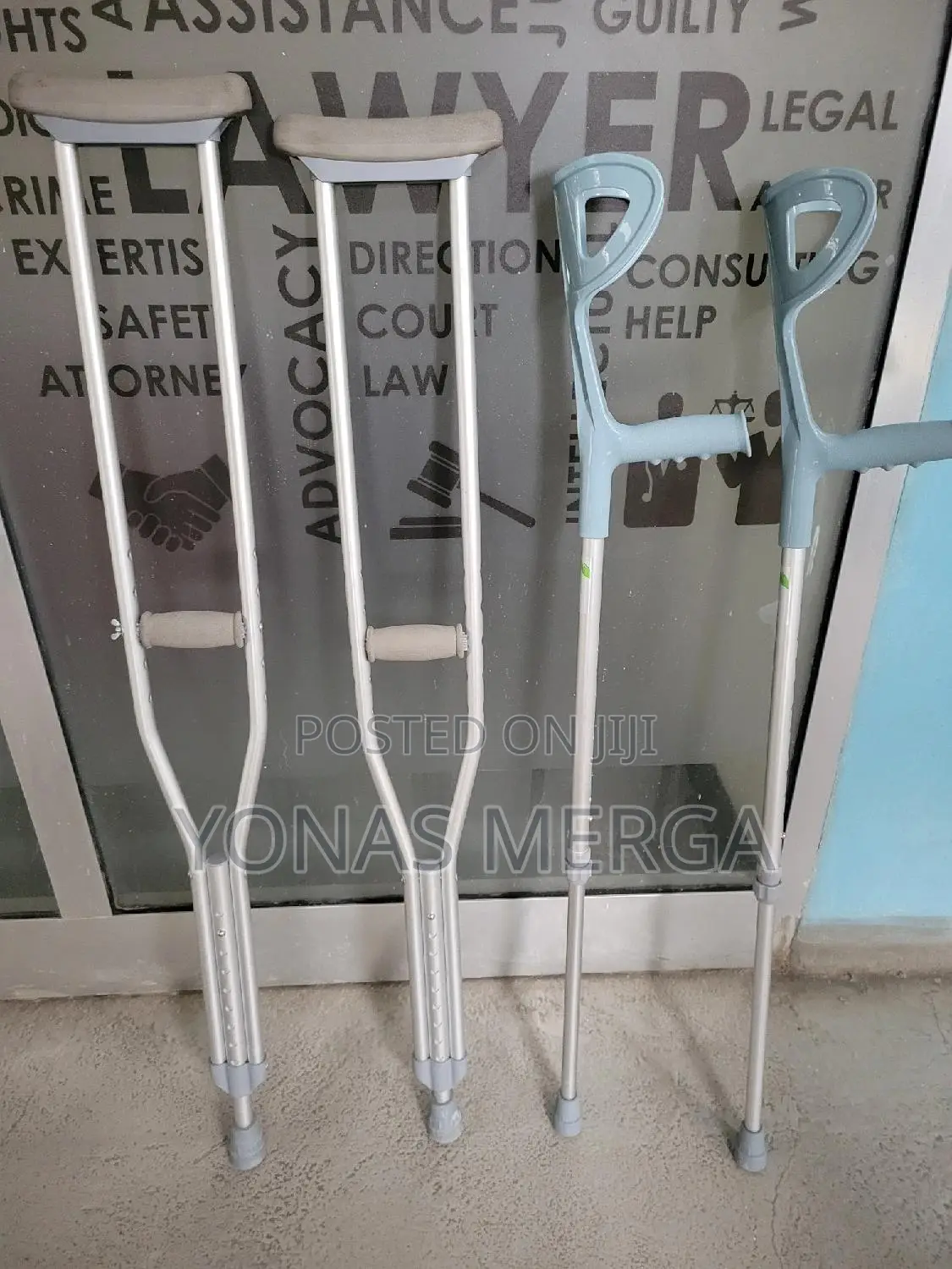 Crutches=Push Button Adjustable㽣for Ease of Use
Comfortable Convenient