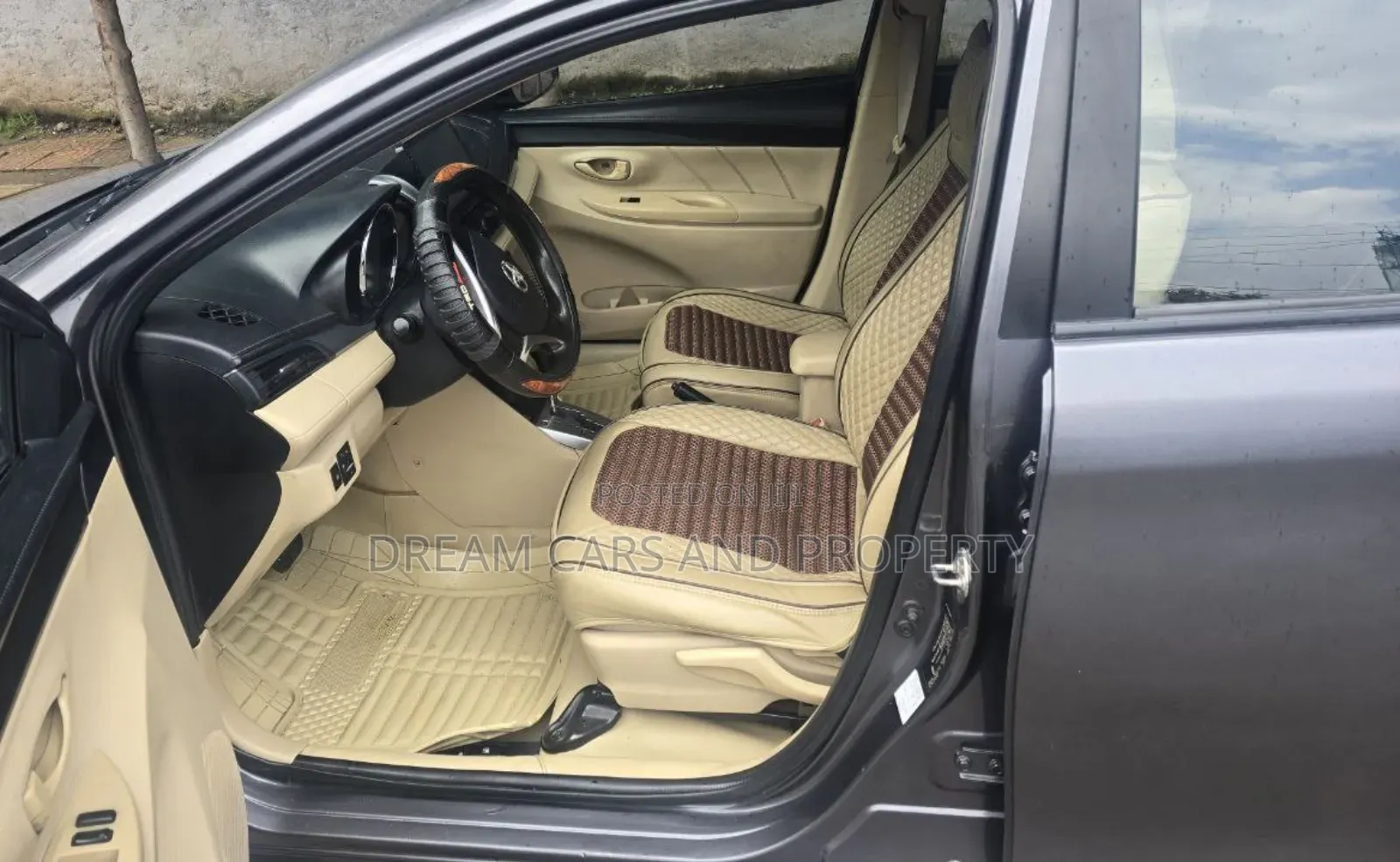 Toyota Yaris LE Hatchback 5dr 2015 Gray