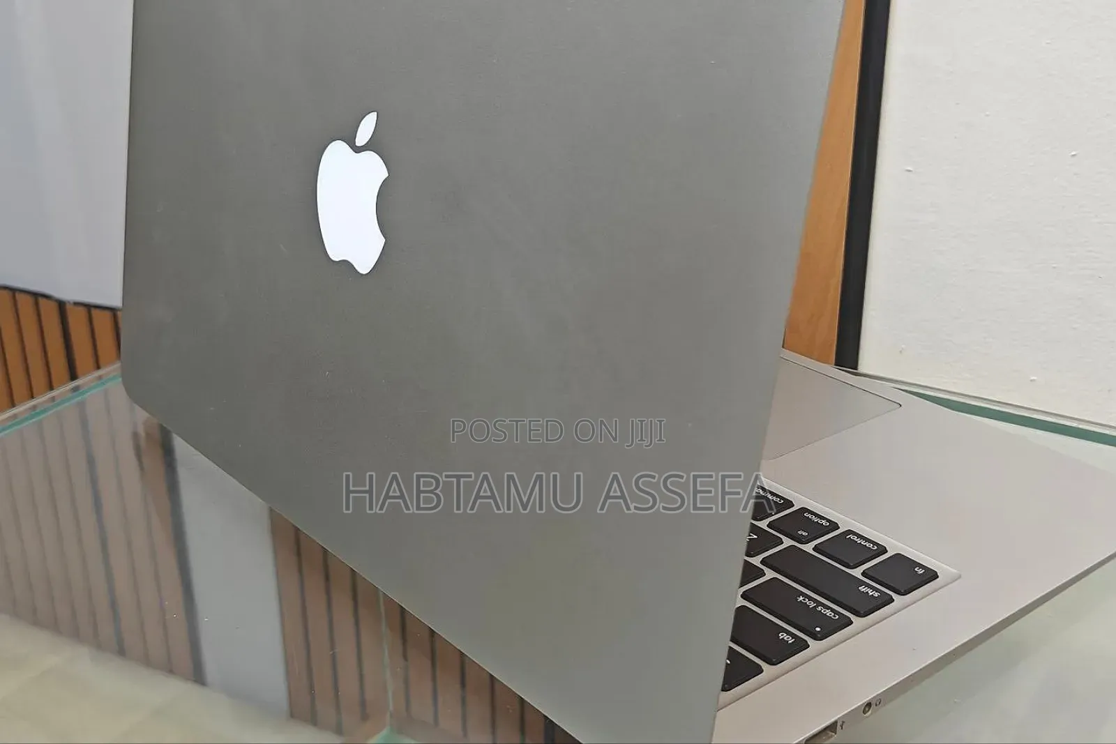 New Laptop Apple MacBook Pro 2017 8GB Intel Core I5 SSD 256GB