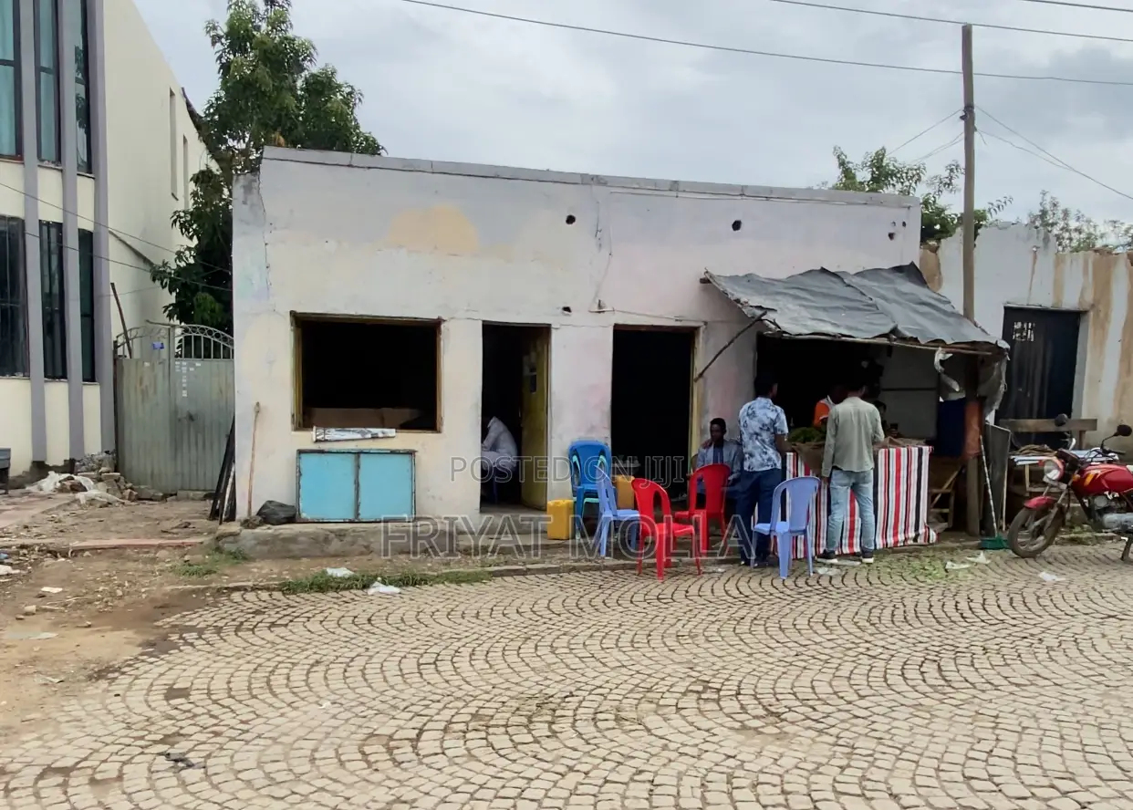 መሀል ከተማ ላይ መንገድ ዳር ላይ የሚገኝ የንግድ ቦታ