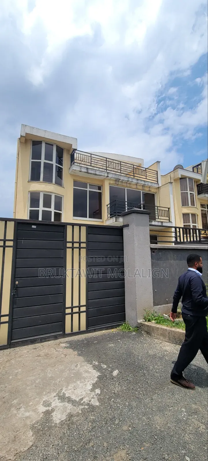 3bdrm Apartment in Yeka for sale