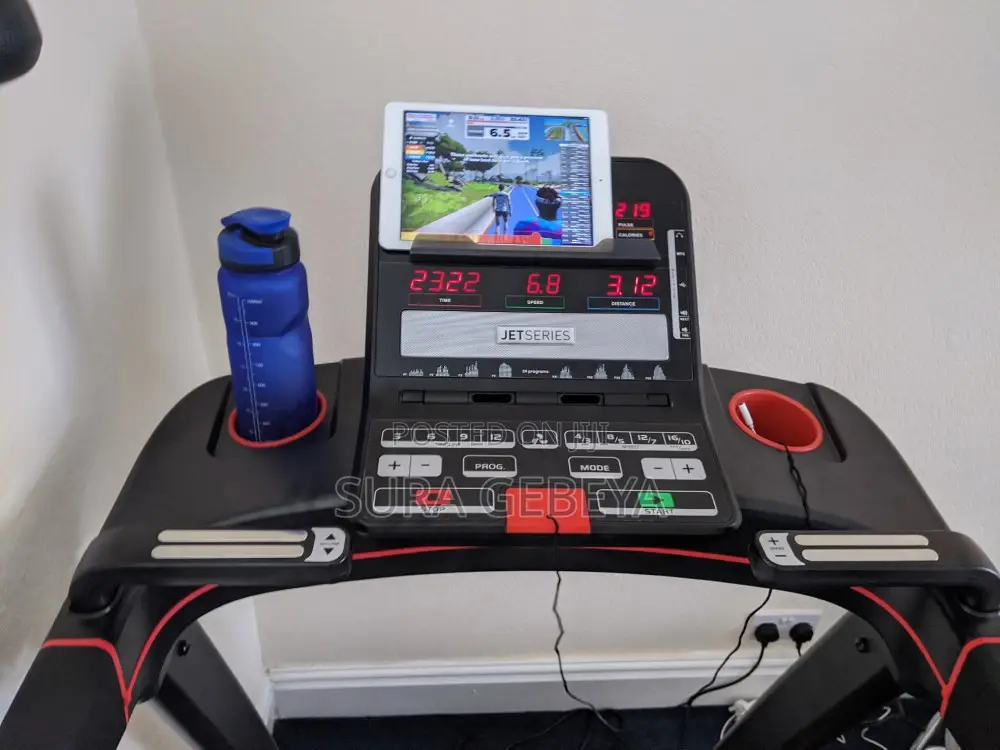 ዘመናዊ የመሮጫ ማሽን የሆነውን Reebok J300 and Adidas
