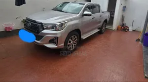 Photo - Toyota Hilux 2020 Silver