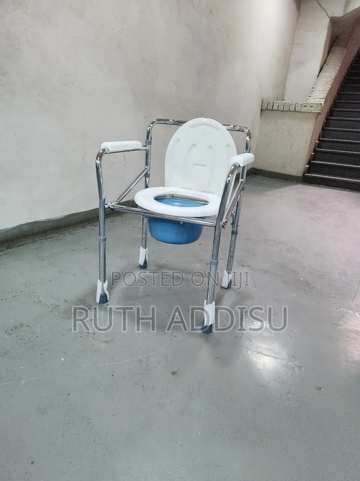ባለ ፖፖ ወንበር ጠንካራ አልሙኒየም Commode Chair