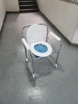 Photo - Commode Chair飯店toilet Chair做了poty Chaor短又commode Chair短短commode Chair