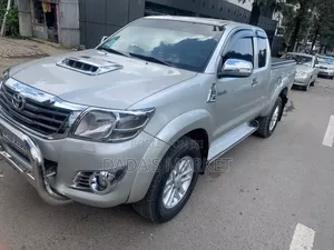 Photo - Toyota Hilux 2015 Silver