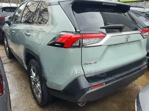 Toyota RAV4 2021 Green
