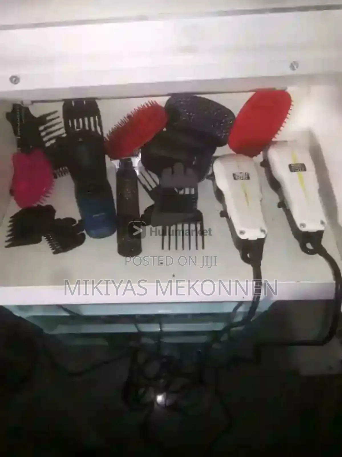 ሙሉ ዘመናዊ የወንዶች የፀጉር ቤት