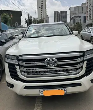 Photo - Toyota Land Cruiser 2023 White