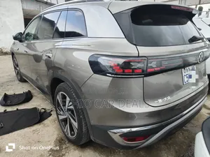 Volkswagen ID.6 2022 Gold