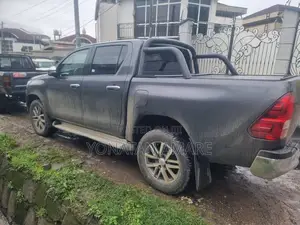 Photo - Toyota Hilux 2018 Gray