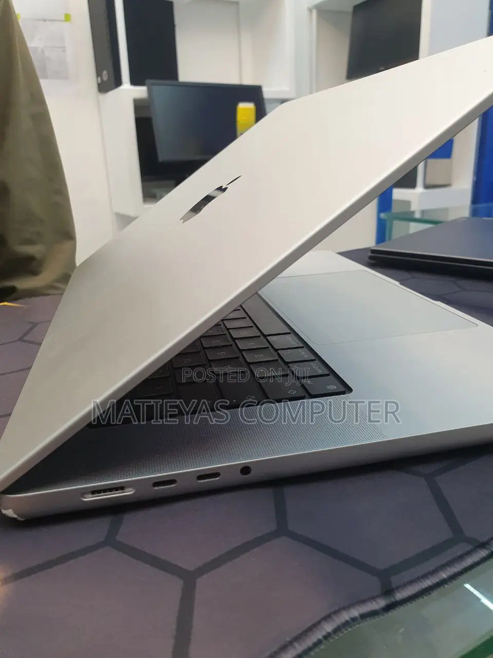 New Laptop Apple MacBook Pro 2021 M1 32GB Apple M1 SSD 512GB