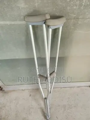 Photo - Axillary Bilateral Crutches型在crutches喬遷axillary Crutches无大crutches