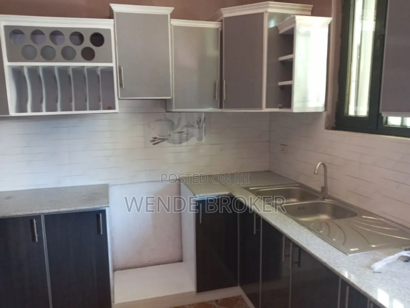 Furnished 5bdrm House in ኦሮሚያ ዱከም ከተማ, Oromia-Finfinne for sale