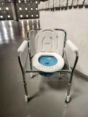 Photo - Commode Chair尨老toilet Chair庫侖commode Chair乏力poty Chair較大commode Chair