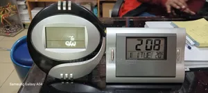 Photo - የ ቢሮ ጠረጴዛ ላይ ሚቀመጡ ሰዓቶችን ይፈልጋሉ