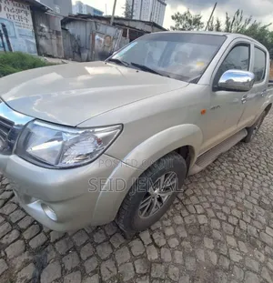 Photo - Toyota Hilux 2012 Silver