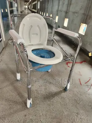 Photo - Commode Chair庭丈toilet Chair庆功commode Chair煞是poty Chair簾子commode Chair