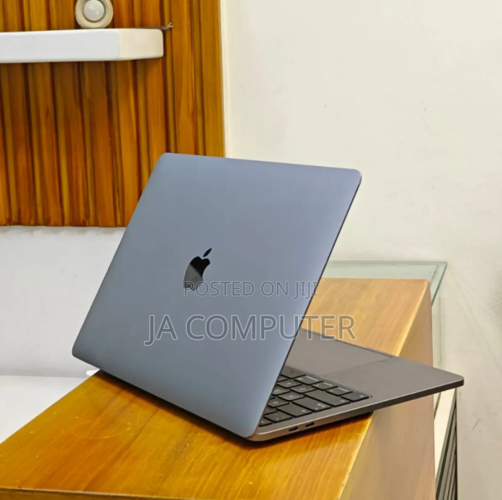 New Laptop Apple MacBook Pro 2020 8GB Intel Core I5 SSD 256GB