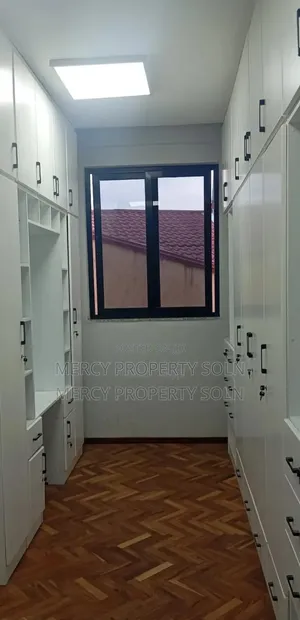 Furnished 8bdrm House in Bole for sale