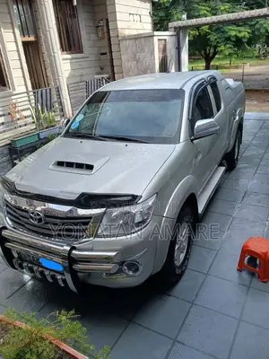 Photo - Toyota Hilux 2012 Gold